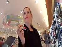 Shoppen mit Wichse im Gesicht