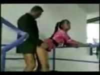 Schlampe am Geländer gefickt