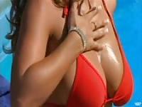 Italian girl fucked in the pool