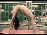 Lucie Wilde haciendo yoga desnuda