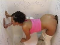 Chupando pollas que salen de agujeros