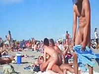 Paar fickt an einem überfüllten FKK-Strand