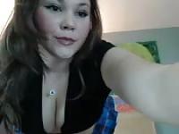 Schönes Moppelchen vor laufender Kamera