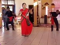 Süße junge Inderin tanzt in einem Sari