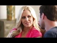 Die sexy MILF Julia Ann verführt James Deen