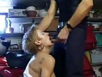 Reife Frau wird in der Werkstatt brutal gefickt