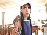 Sex mit schöner Kellnerin