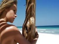 Heiße Blondine am Strand