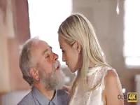 Homem maduro de barba branca fode buceta jovem