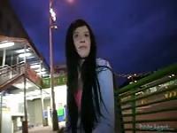 Junge Brünette spontan im Dunkeln