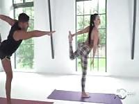 Aletta Ocean insegna yoga
