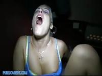 Une blonde amatrice baisée en public au bord d&#039;un train