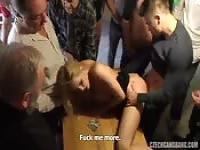 Blonde canon kiffe son gangbang