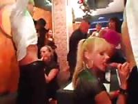 Porcelle che si divertono in un festino pubblico