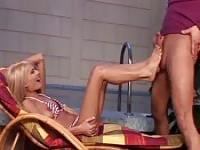 Una bionda adorabile che sega coi piedi